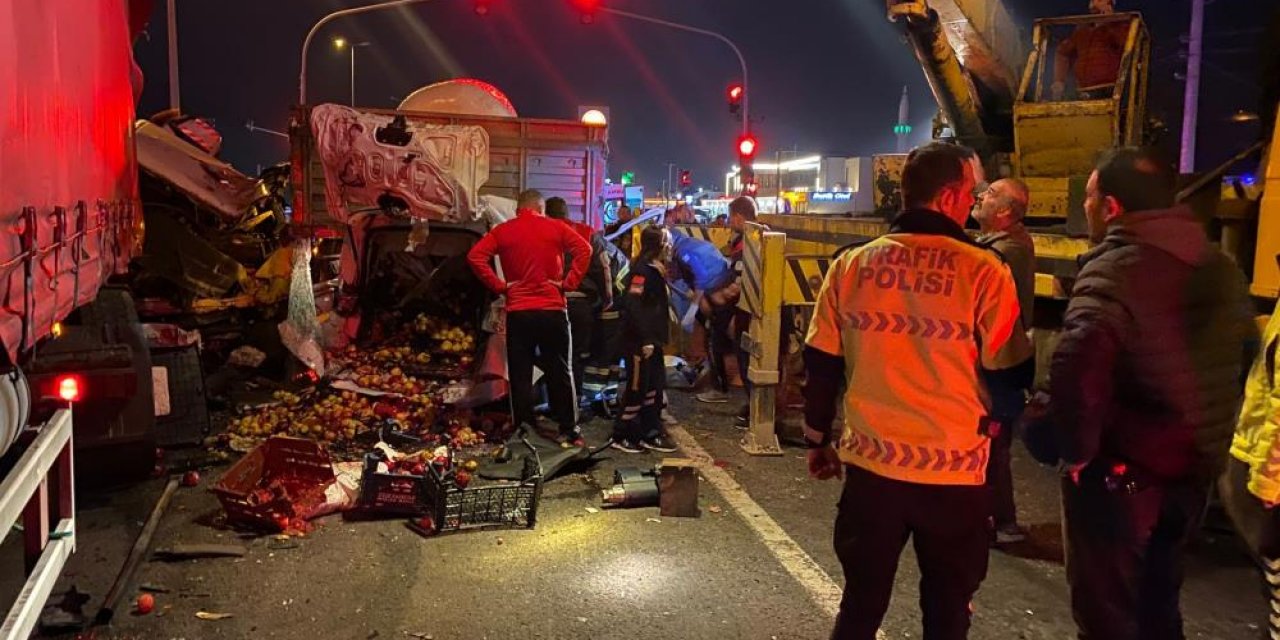 Konya plakalı TIR’ın da yer aldığı 5 araç çarpıştı! 1 ölü, 4 yaralı var