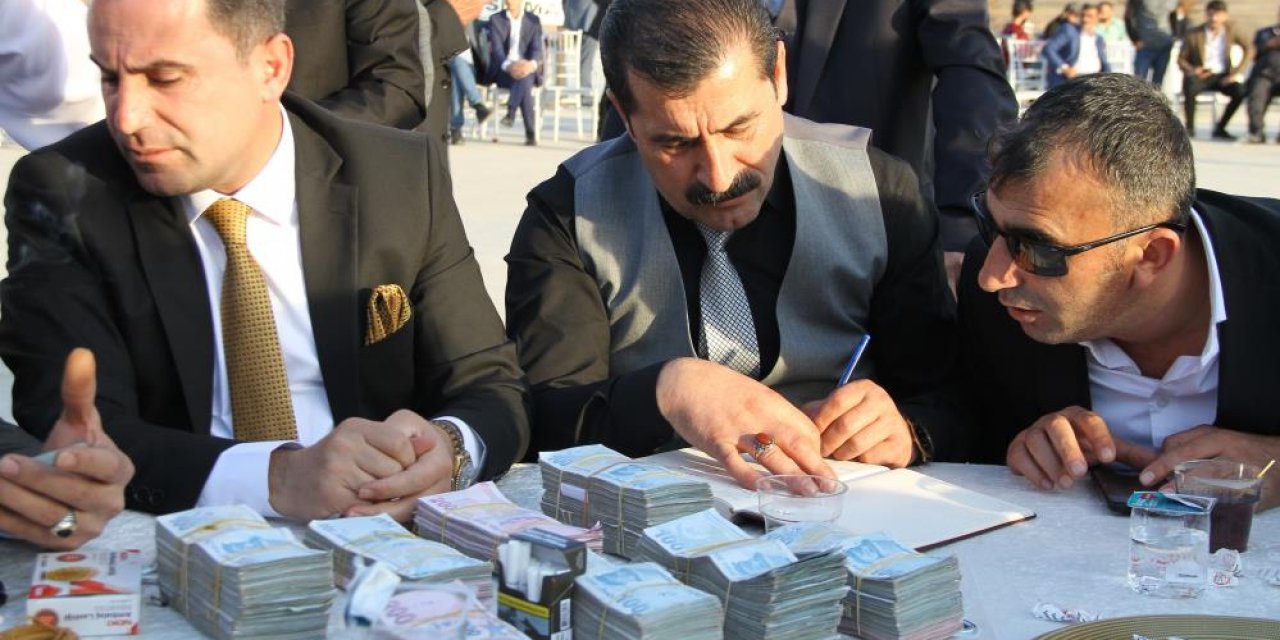 Düğünde gelin ve damada 1 milyon 258 bin TL takıldı