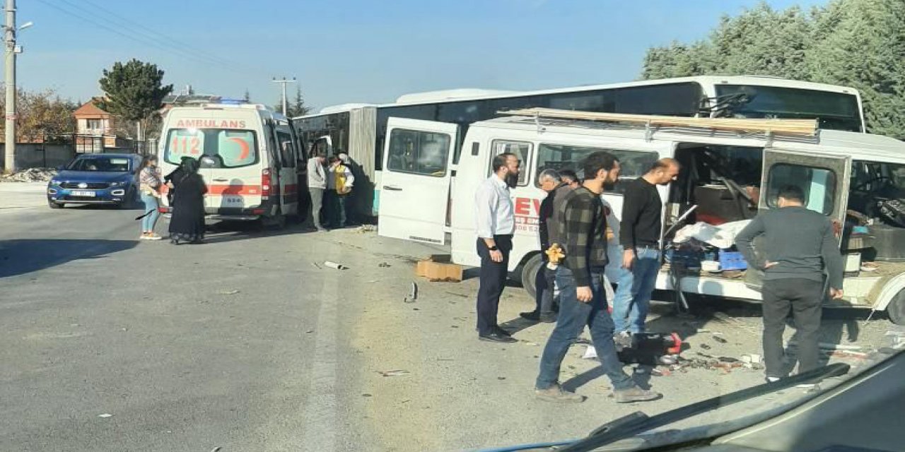 Konya’da otobüs minibüsle çarpıştı: 4 yaralı