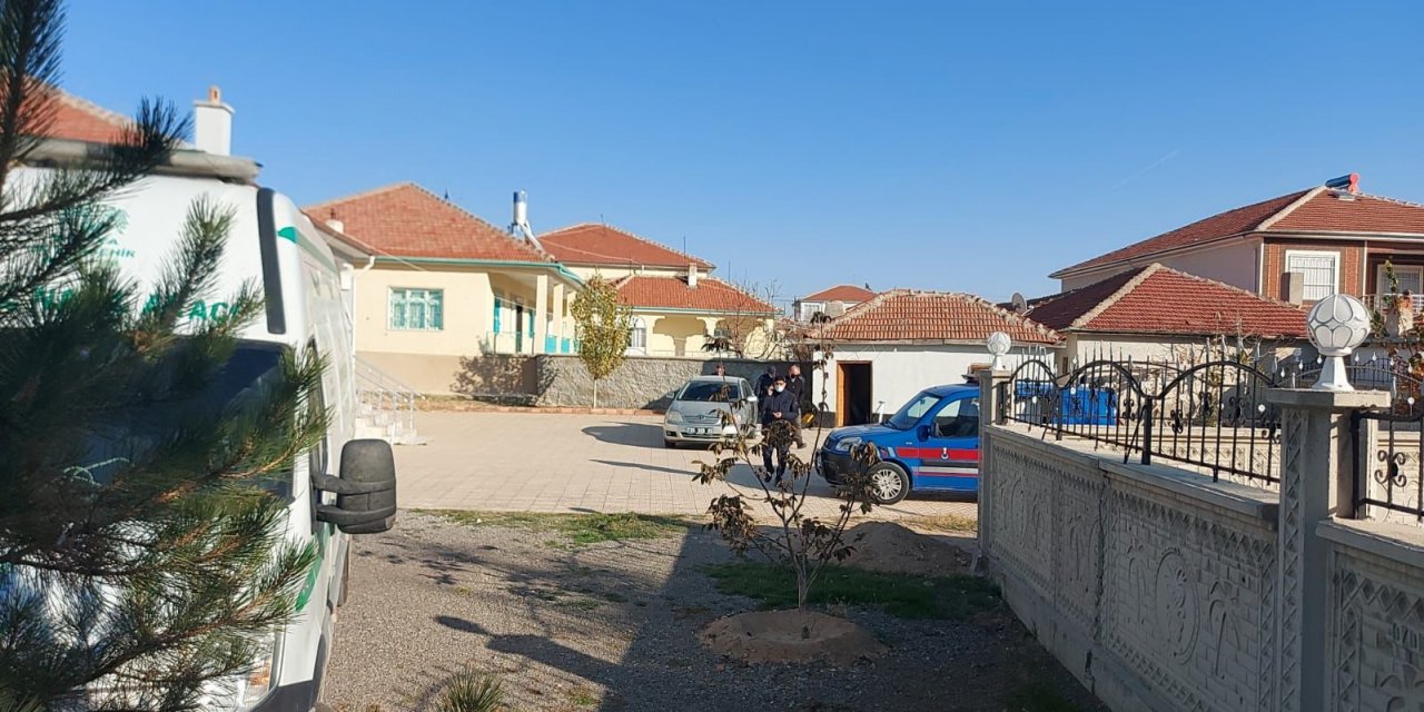 Konya’da şüpheli ölüm! Komşuları buldu