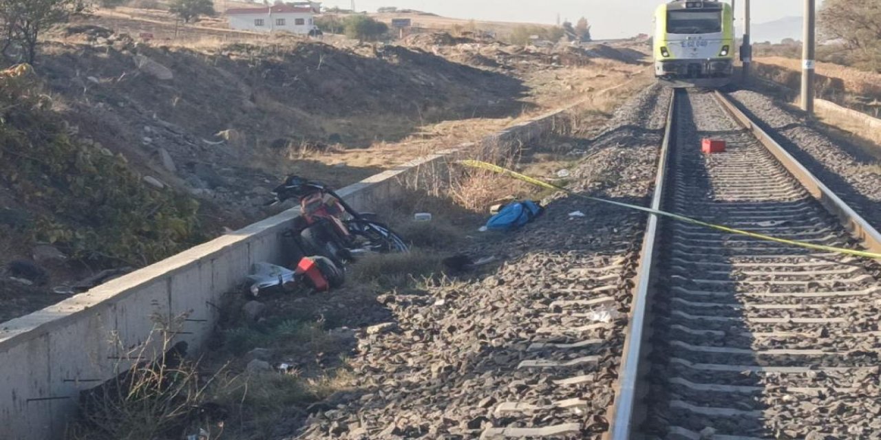 Trenin çarptığı motosikletteki 2 kişi feci şekilde can verdi