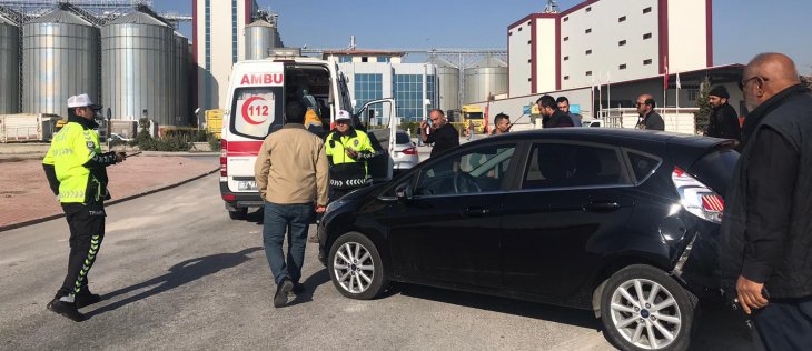 Konya’da minibüs otomobille çarpıştı