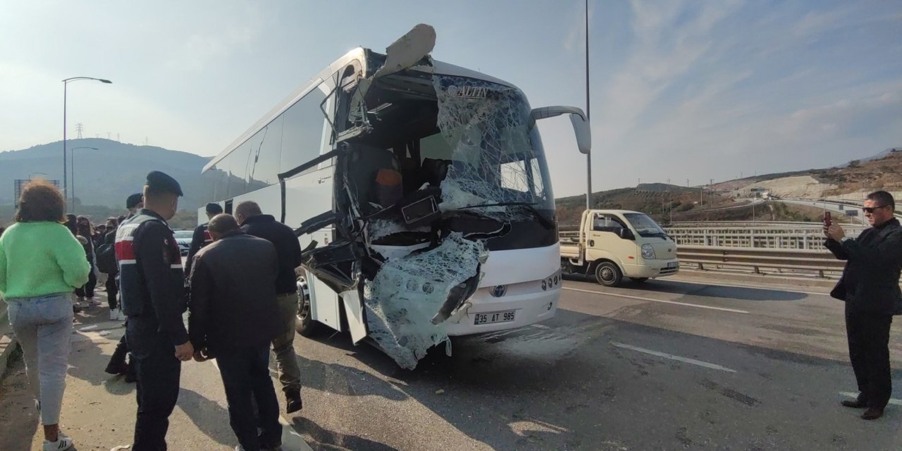 Lise öğrencilerini taşıyan otobüs kamyona çarptı: 24 yaralı