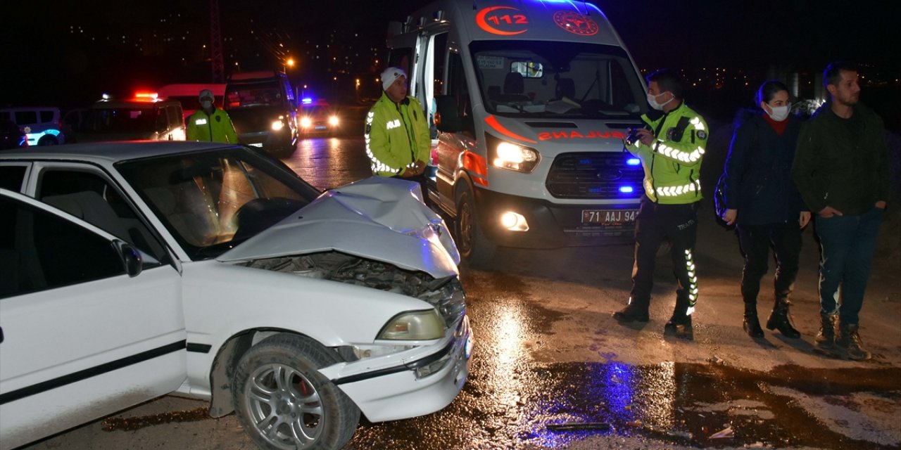 Alkollü sürücü göreve giden polislere çarptı: 3 yaralı