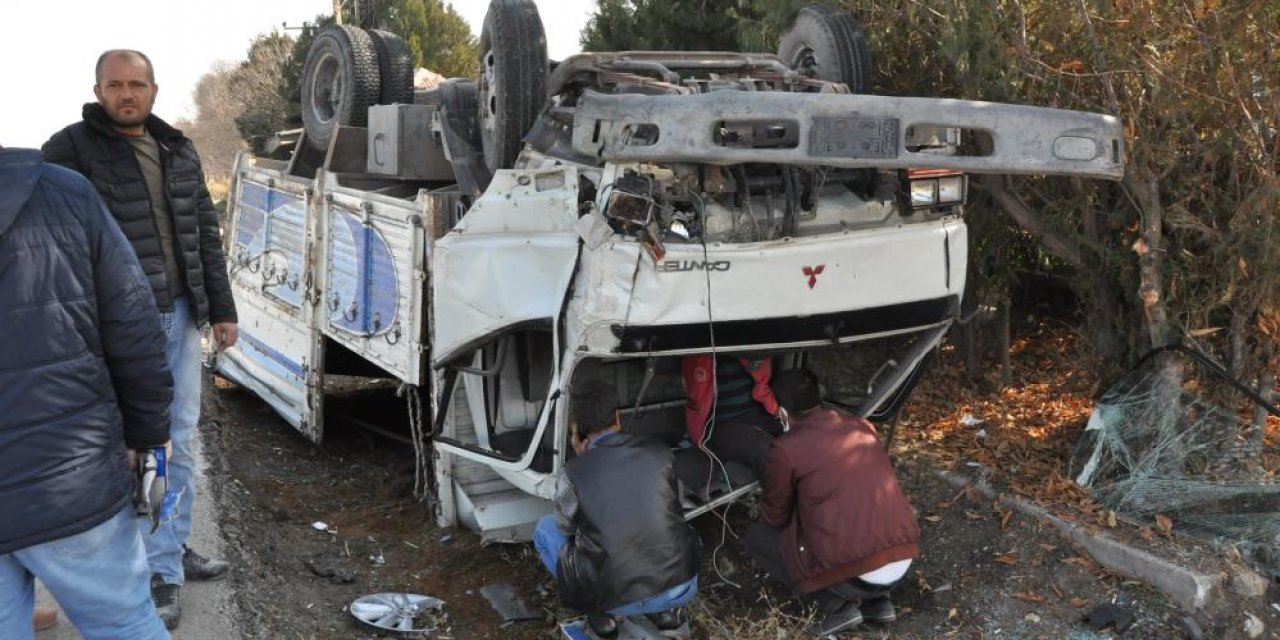 Konya yolunda otomobilin çarptığı kamyonet bu hale geldi