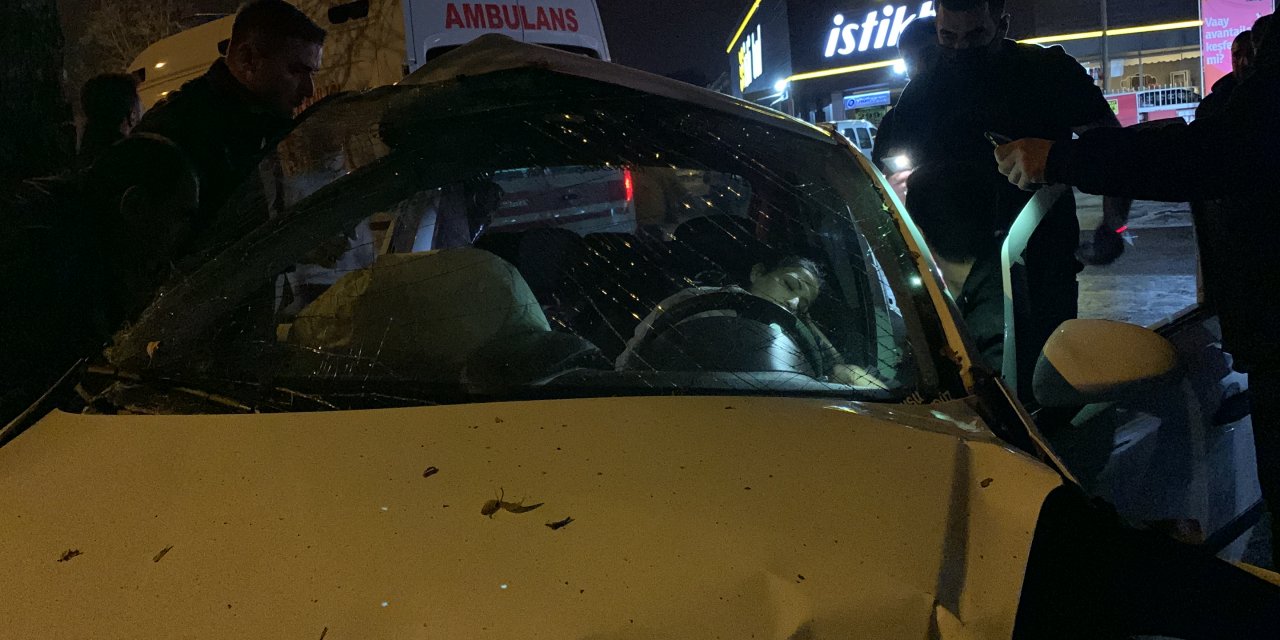 Konya’da otomobil refüjdeki ağaca çarptı, sürücü ölümden döndü