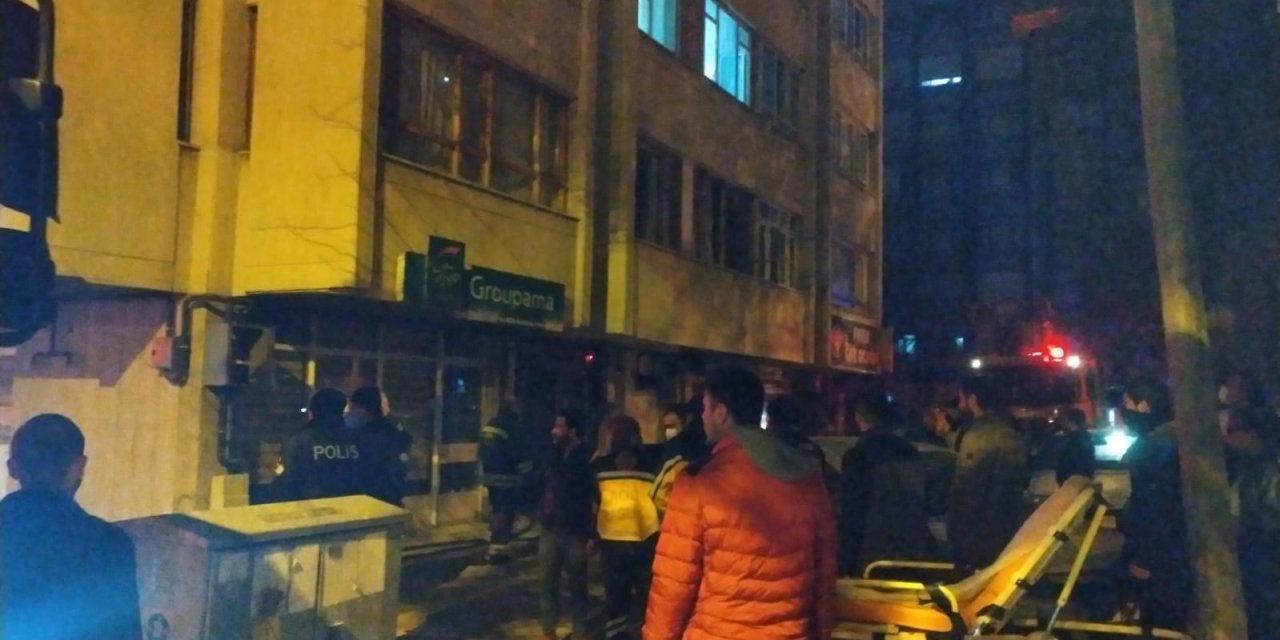 Son Dakika: Konya'da 5 katlı binada yangın! Mahsur kalanlar kurtarıldı