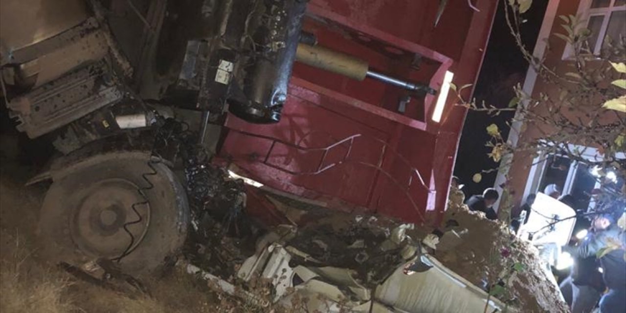 TIR evin bahçesine devrildi, 2 kişi öldü