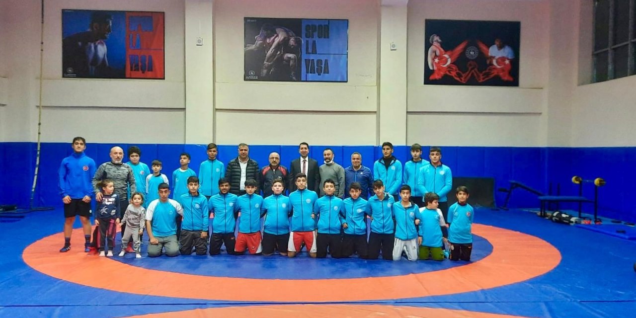 Mehmet Baykan, Elazığlı güreşçilere hediyelerini gönderdi