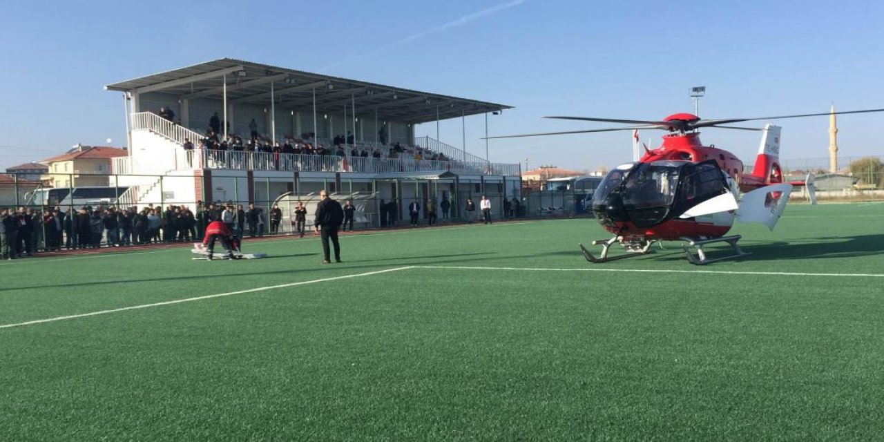 Konya'da amatör maçın oynandığı sahaya ambulans helikopter indi