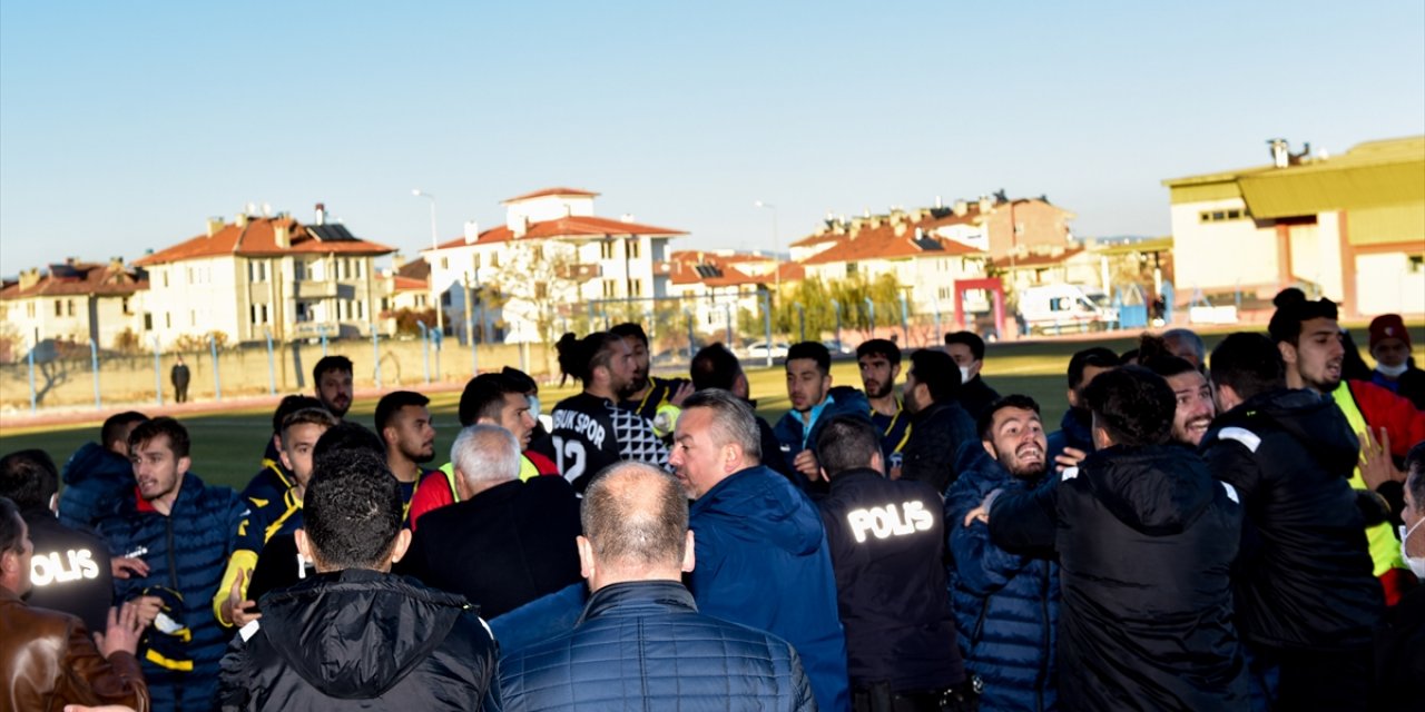 Maçta kavga çıktı, belediye başkan yardımcısı ve kulüp başkanı yaralandı