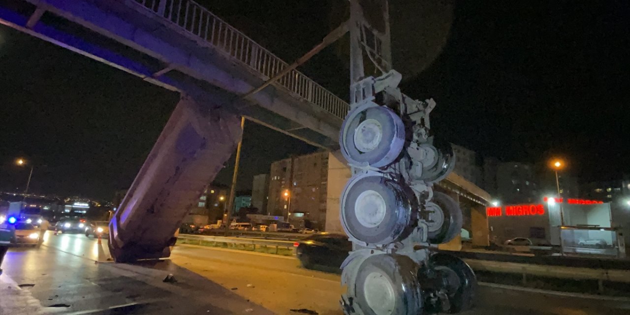 Tırın açılan dorsesi üst geçide çarptı