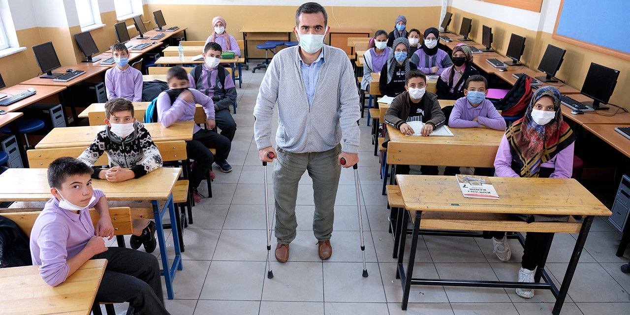 Depremde iki bacağını kaybeden Konyalı öğretmen malulen emekli olmayı reddetti