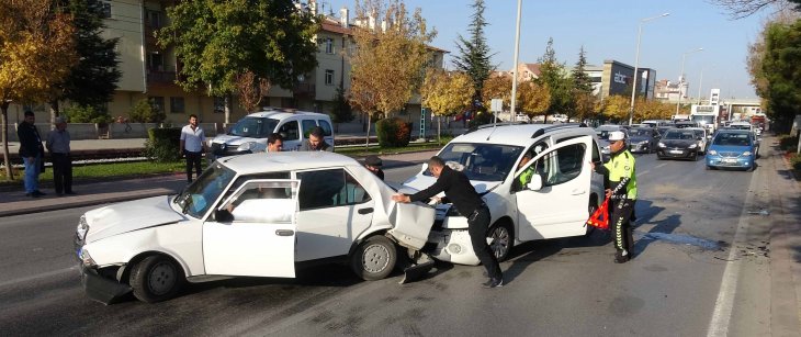 Konya'da 4 araç birbirine girdi! 4 yaralı