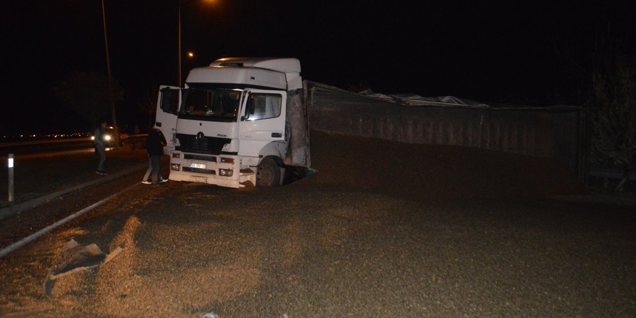 Küspe yüklü tır devrildi, Konya yolu trafiğe kapandı