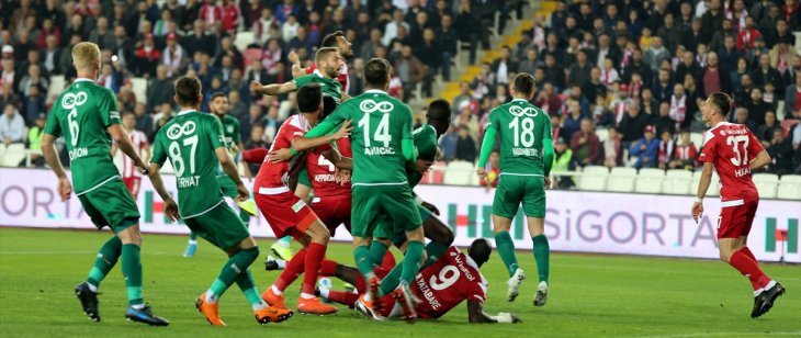 10 kişi kalan Konyaspor, 2-0 yenildi