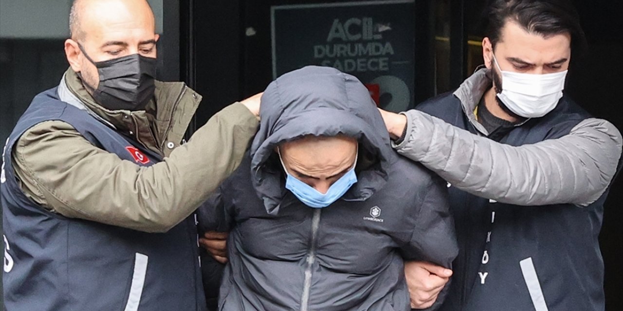 Metroda kadın yolcuya bıçak çekip hakaret eden zanlı tutuklandı