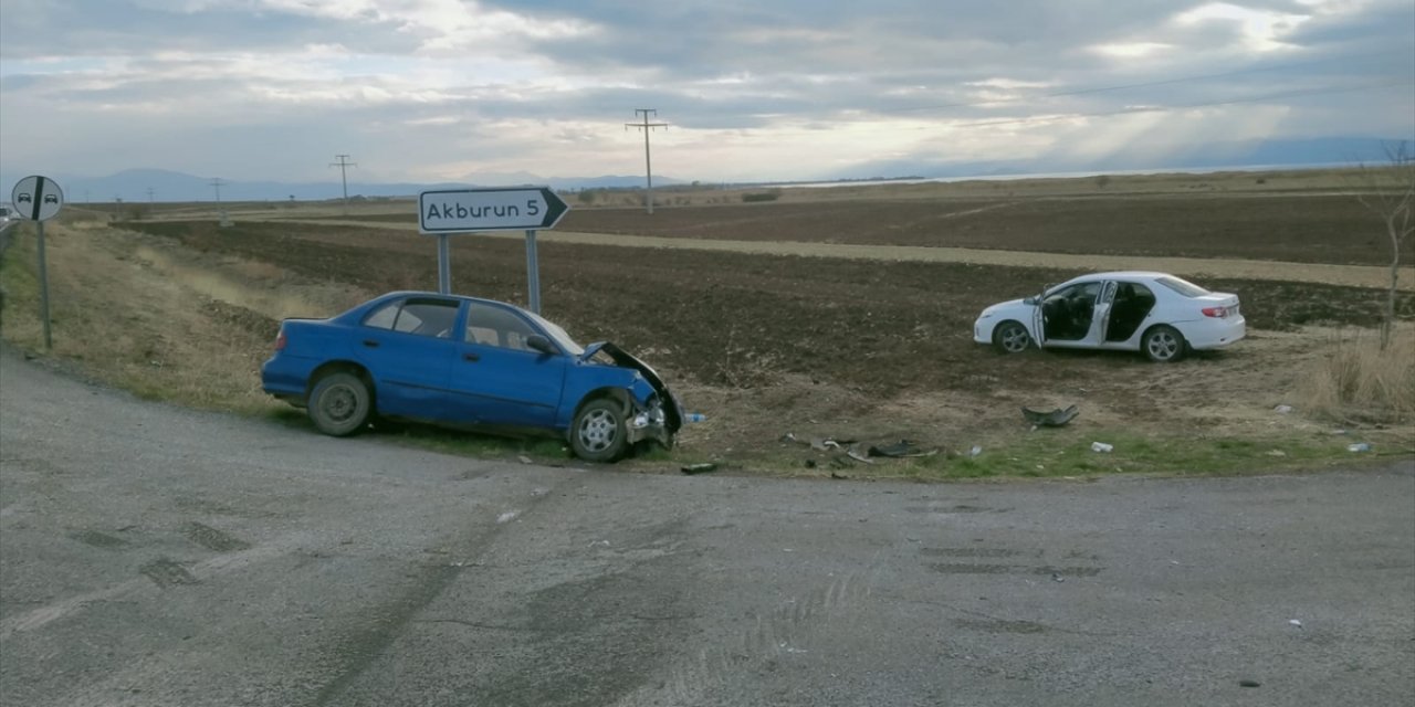 Konya'da iki otomobil çarpıştı! 4 kişi yaralandı