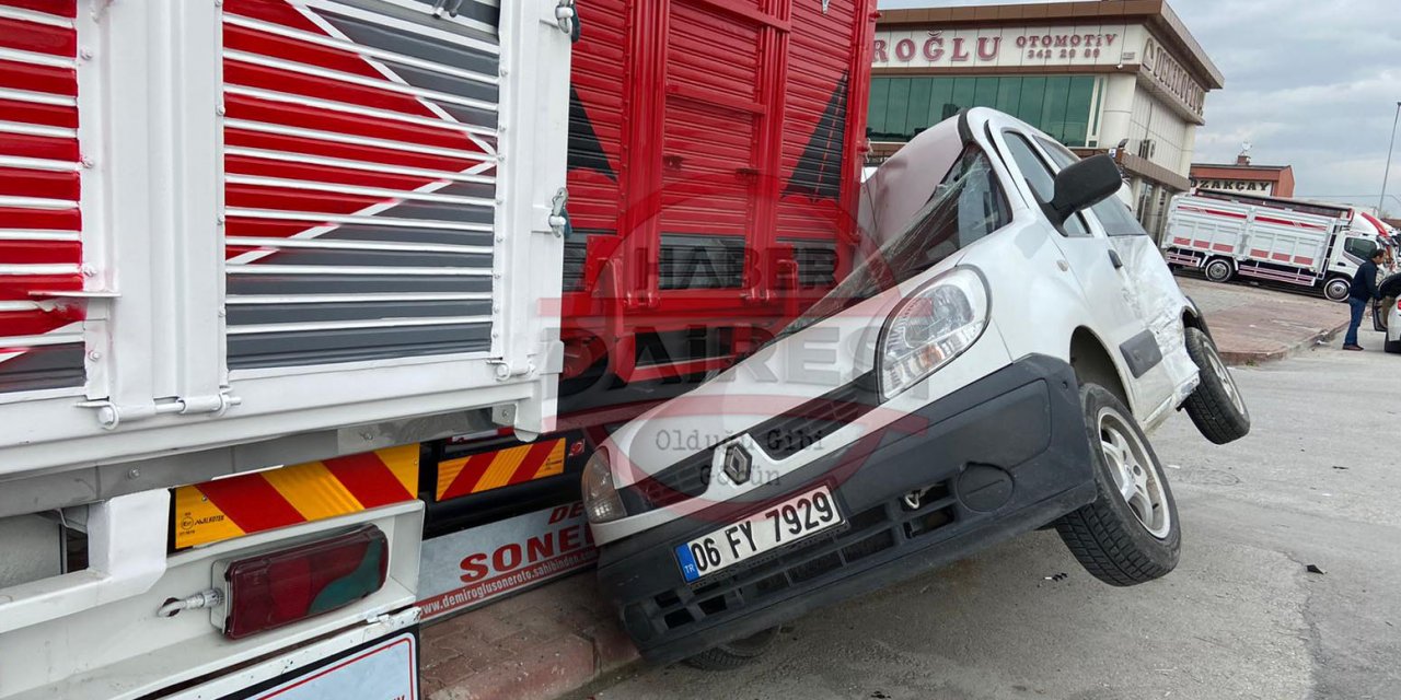 Konya’da Galericiler Sitesinde kaza! Kamyonun altına girdi