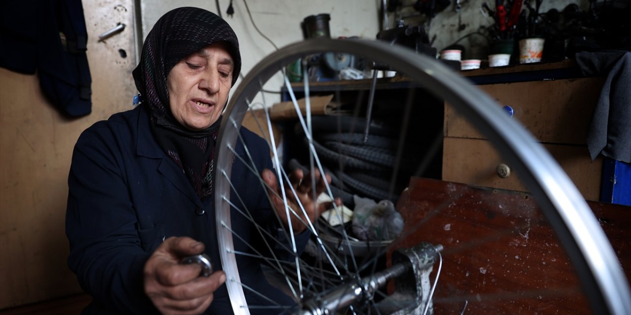Konya'nın "Bisikletçi Anne"si tamircilik yaparak 5 kızını büyüttü