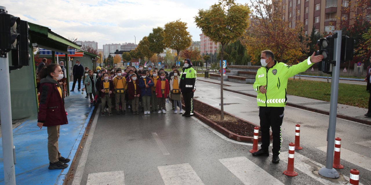 Selçuklu'da ilkokul öğrencilerine trafik eğitimi