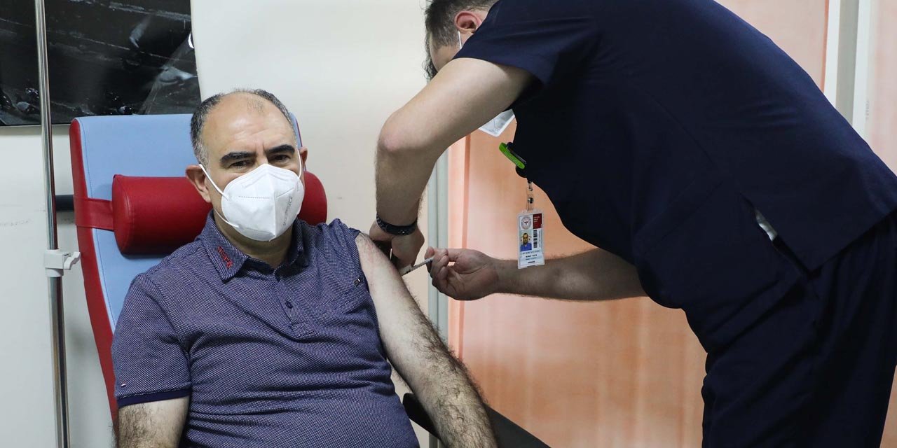Konya Valisi Vahdettin Özkan, Kovid-19 aşısının pekiştirme dozunu yaptırdı