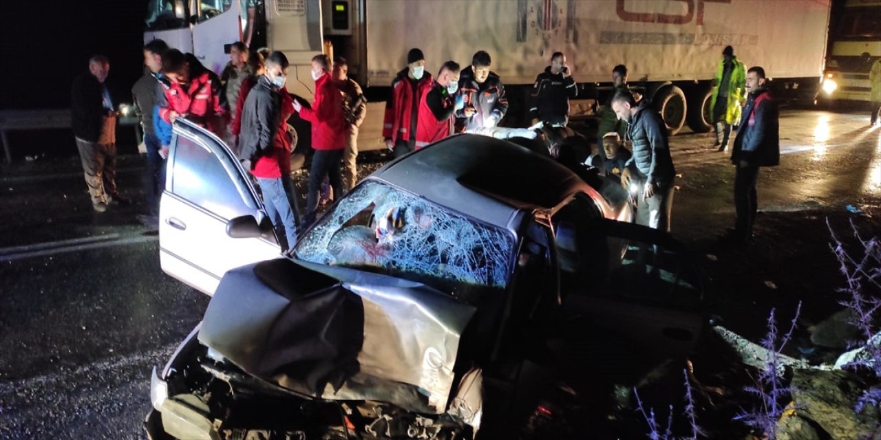 Tır otomobili biçti: Sürücü öldü, biri bebek 5 kişi yaralandı