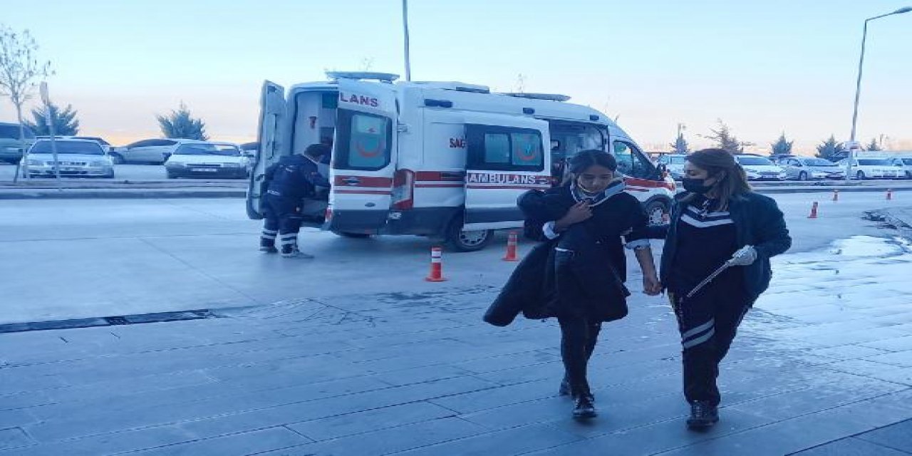 Servis aracı otomobille çarpıştı, 3 öğrenci yaralandı