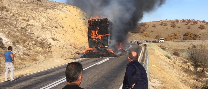 Saman yüklü tır alev alev yandı