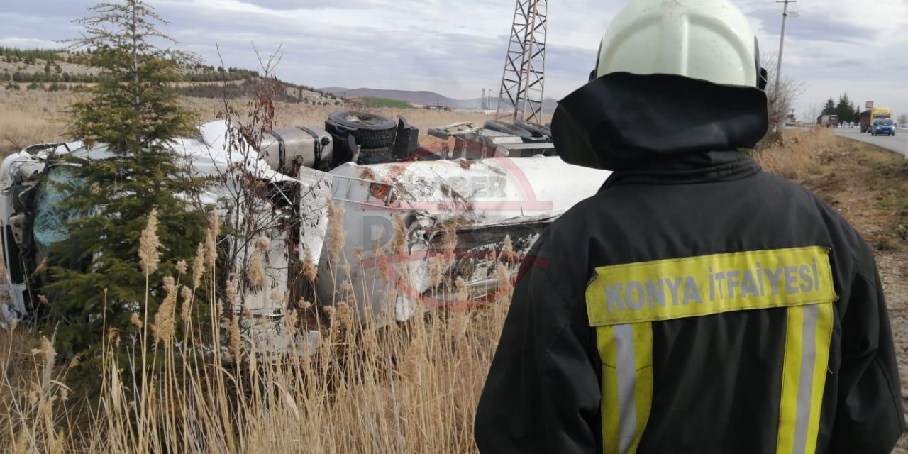 Konya’da yoldan çıkan tanker devrildi, direğe de çarptı