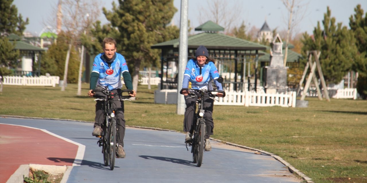 Bisikletle Avrupa ve Asya turuna çıkan genç çift Konya'da mola verdi