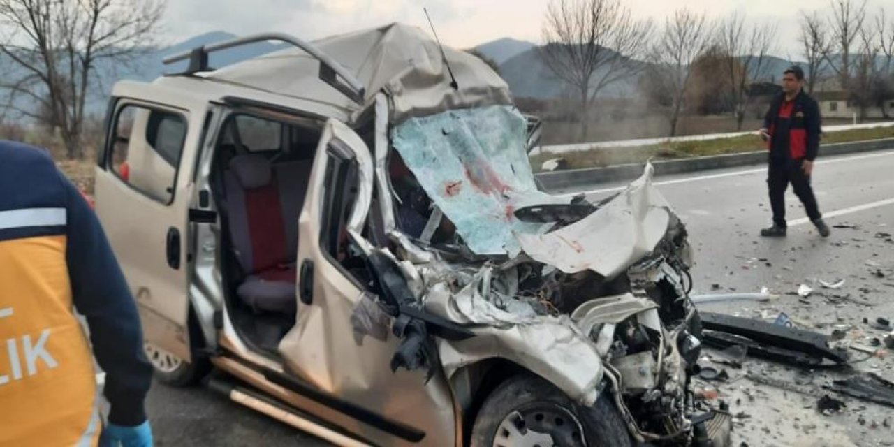 Feci kaza! Hafif ticari araç TIR'a arkadan çarptı: 4 ölü