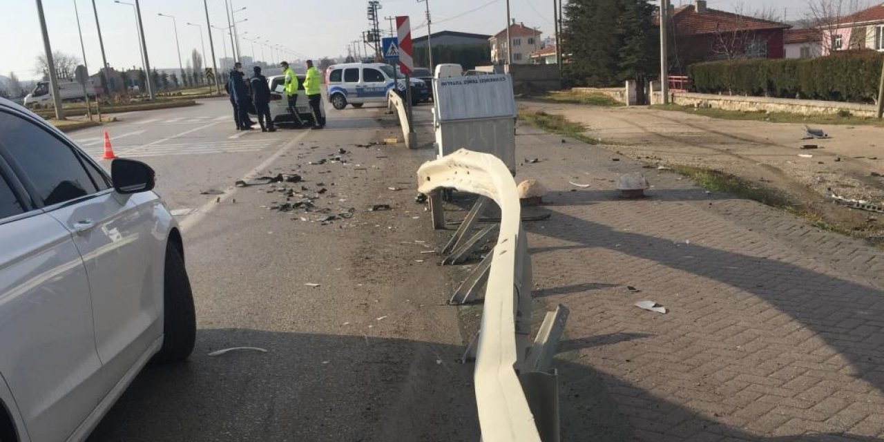 Konya'da koyunlara çarpmamak için manevra yapan otomobil bariyerlere çarptı