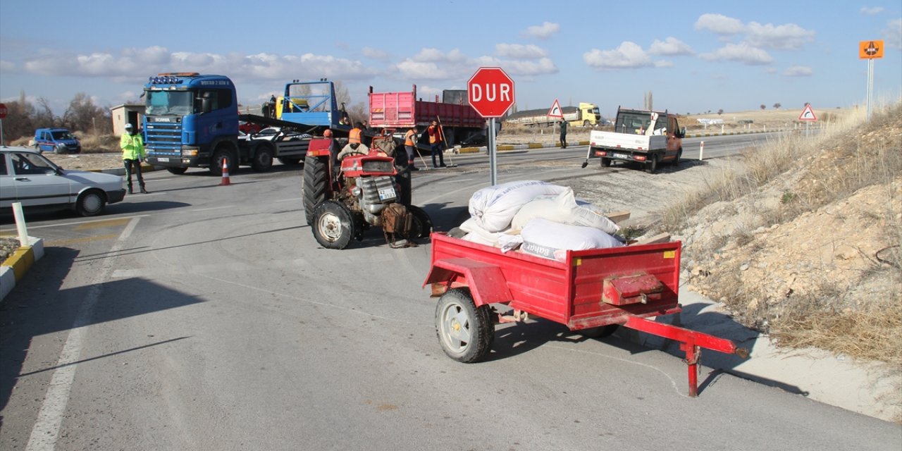 Konya'da kamyon ile traktör çarpıştı: 1'i ağır 2 yaralı