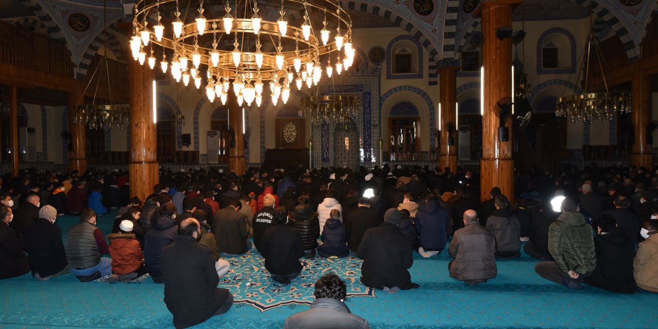 Konya'da öğrenciler ile aileleri sabah namazı Kapu Camii'nde buluştu