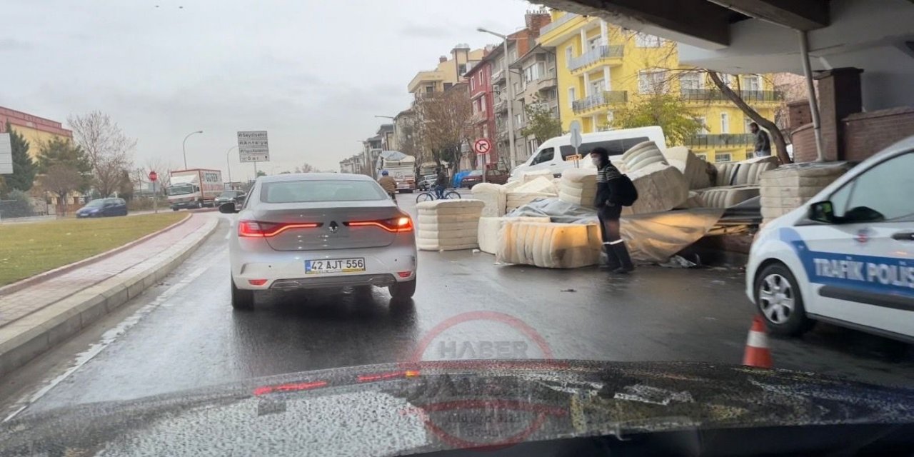 Konya’da kamyondaki yük üst geçide takıldı