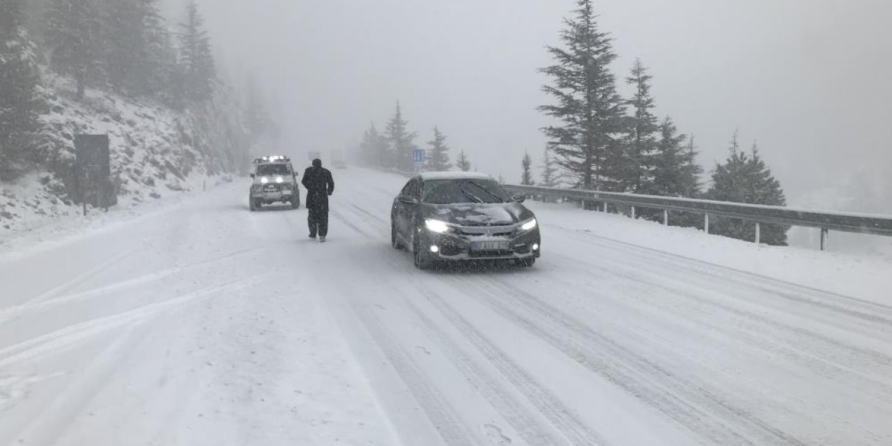 Konya – Antalya kara yolunda kar kalındığı 30 santimetreye ulaştı
