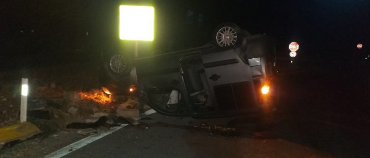 Konya'da hafif ticari araç devrildi: 3 yaralı