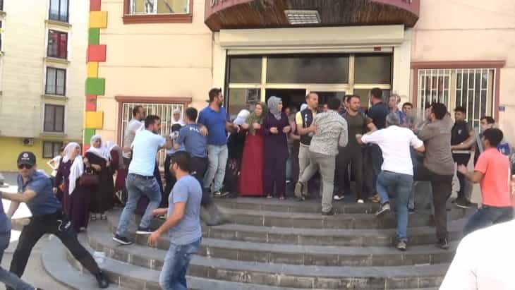 Oğlunun HDP'liler tarafından dağa kaçırıldığını öne süren annenin eylemi 3. günde!