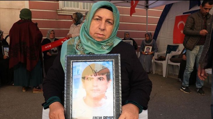 Diyarbakır annelerinden Demir: Çocuklarımızın hayalini ve gençliğini çaldılar
