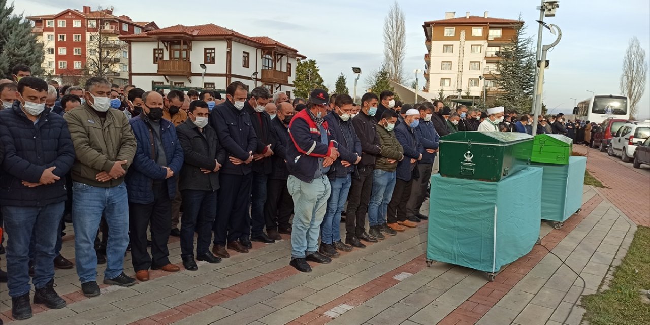 Cenaze yolunda can vermişlerdi! 6 kişi gözyaşları arasında toprağa verildi