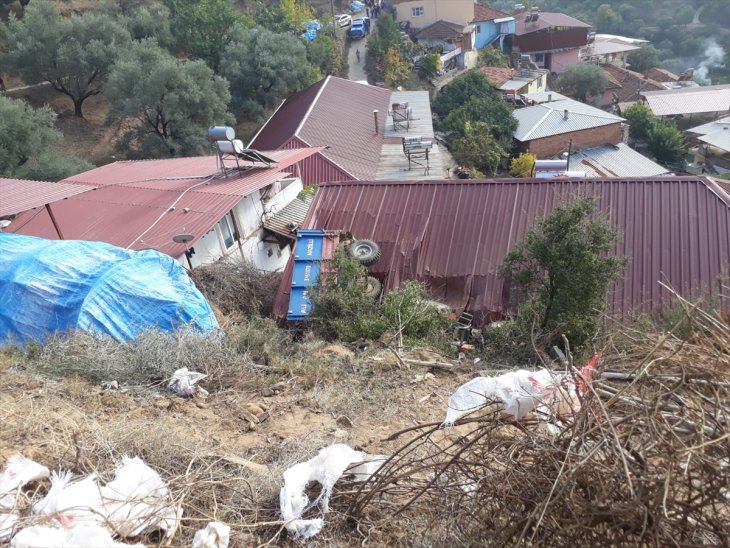 Evin çatısına devrilen traktörün sürücüsü ağır yaralandı