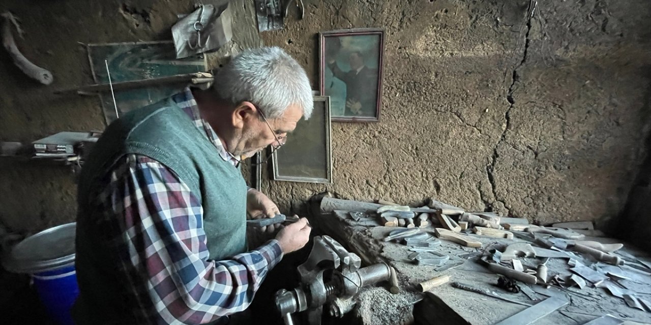 Konyalı usta 55 yıllık atölyede el işçiliğiyle boynuzları sapa dönüştürüyor
