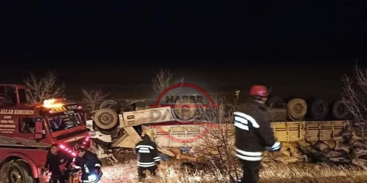 Konya’da TIR devrildi, sürücü hastanede hayatını kaybetti