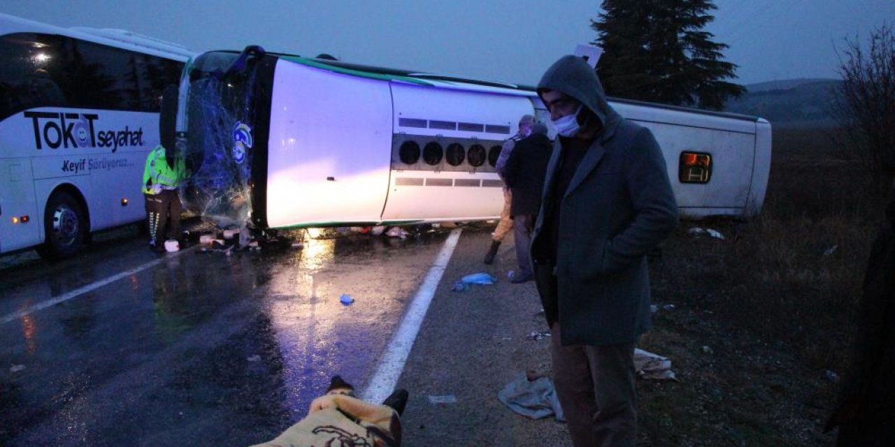 Yolcu otobüsü devrildi! Ölü ve yaralılar var
