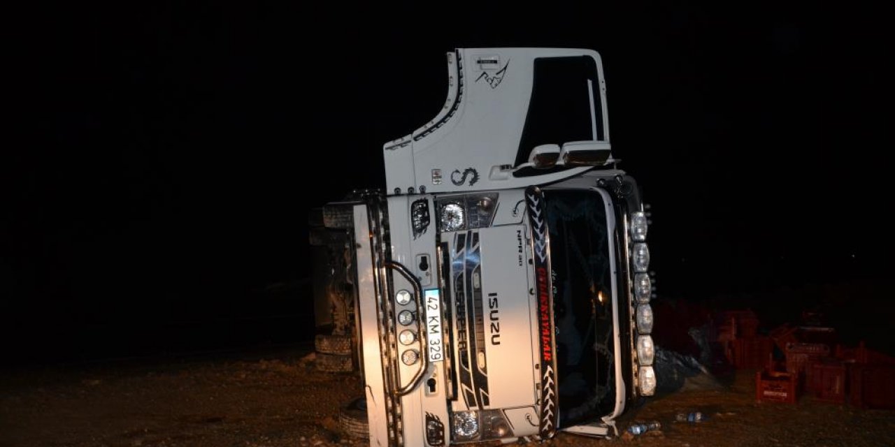 Kamyon şarampole devrildi, sürücü yara almadan kurtuldu