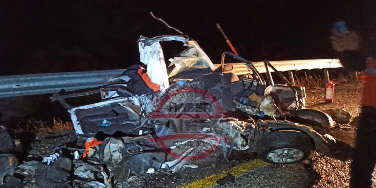 Konya'da TIR'ın çarptığı otomobil bu hale geldi, sürücü hayatını kaybetti