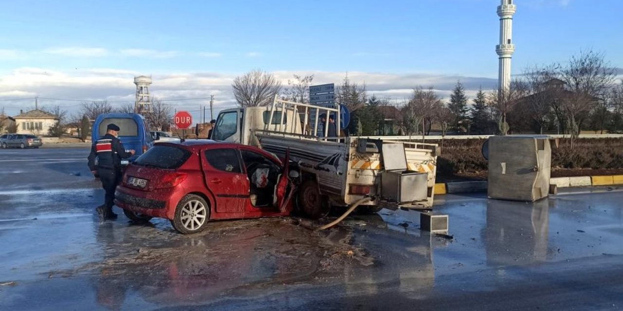 Konya yolunda kaza! Otomobil, süt kamyonetinin altına girdi