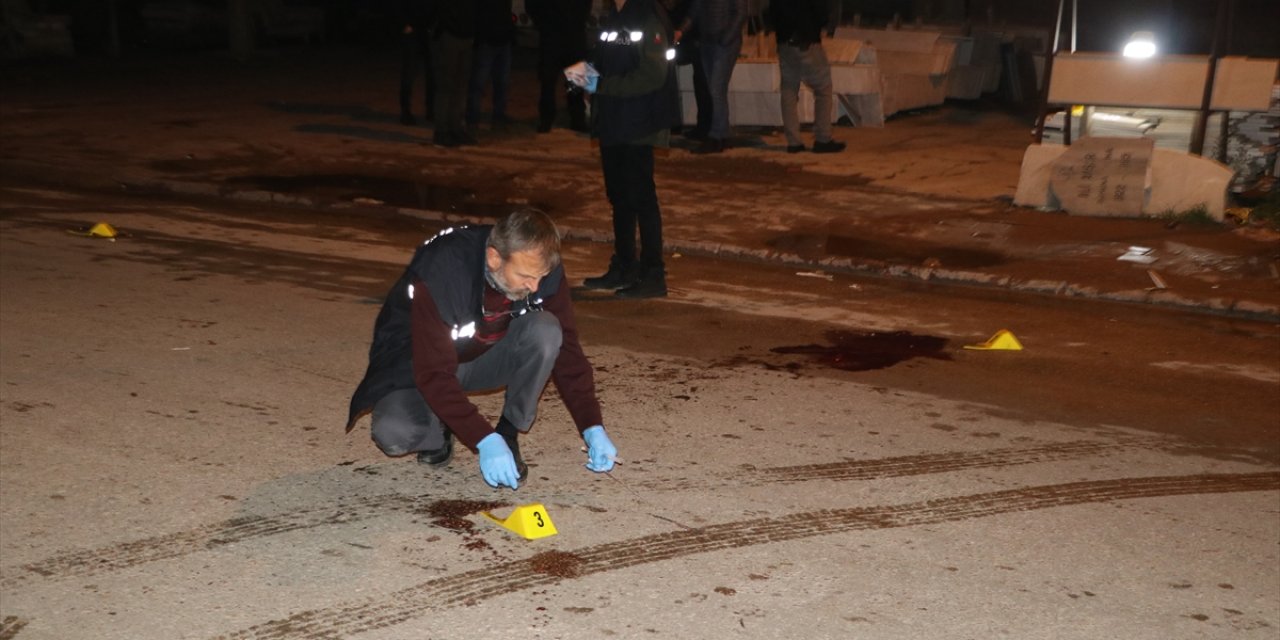 Yolda yürürken silahlı saldırıya uğrayan aynı aileden 4 kişi yaralandı