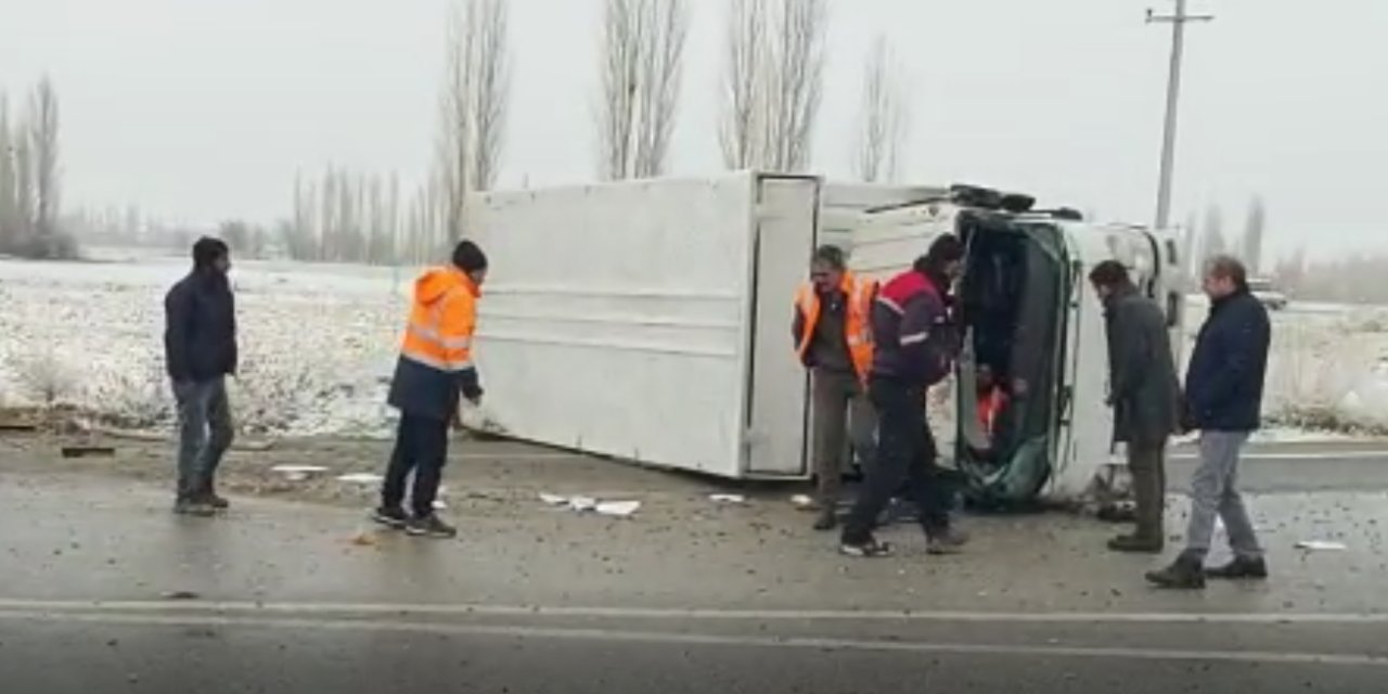 Konya’da kamyonet devrildi: 3 yaralı